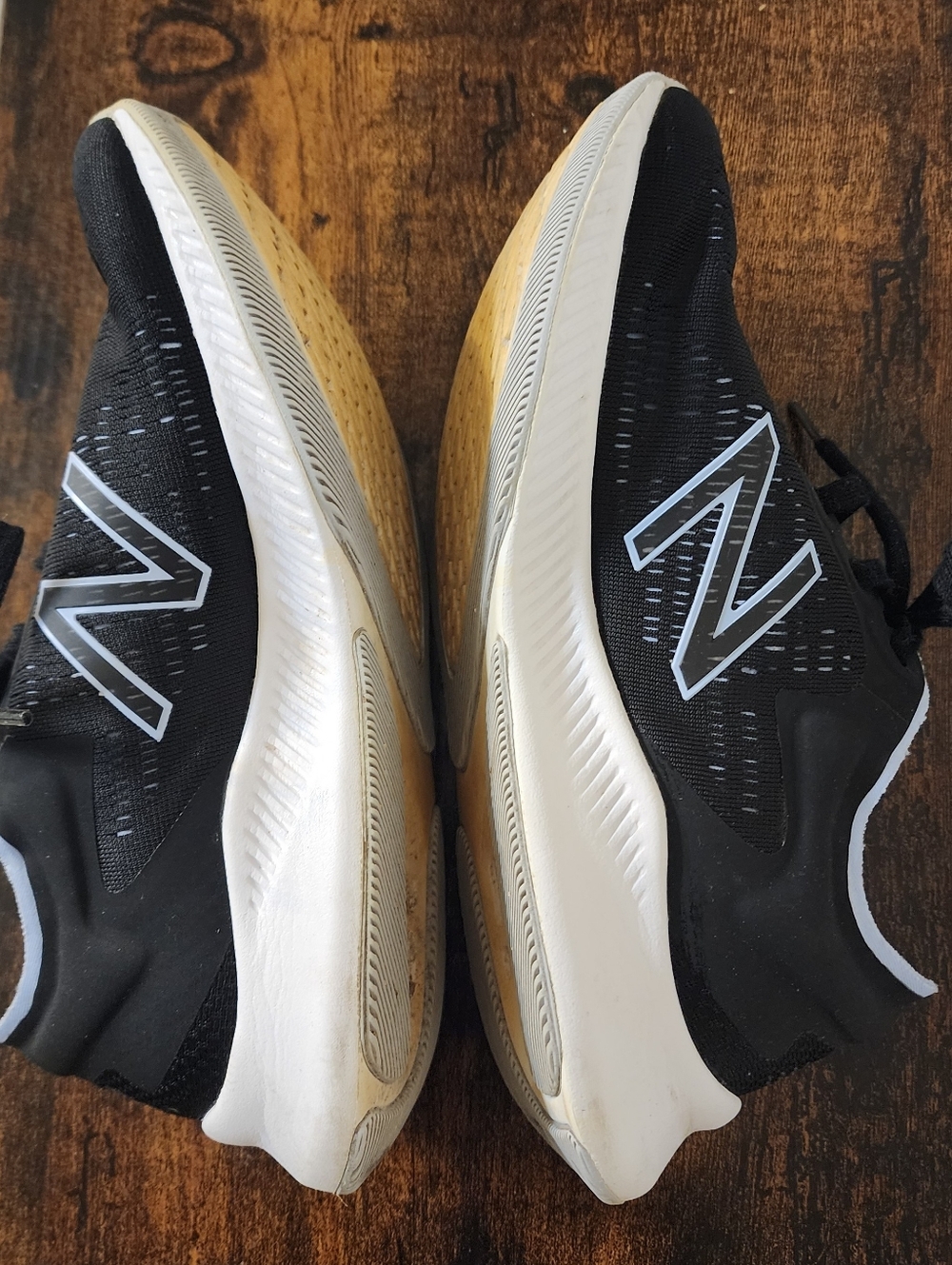 Womens New Balance Pesu Black & White with Light Blue Running Shoes US 7 - Picture 3 of 6
